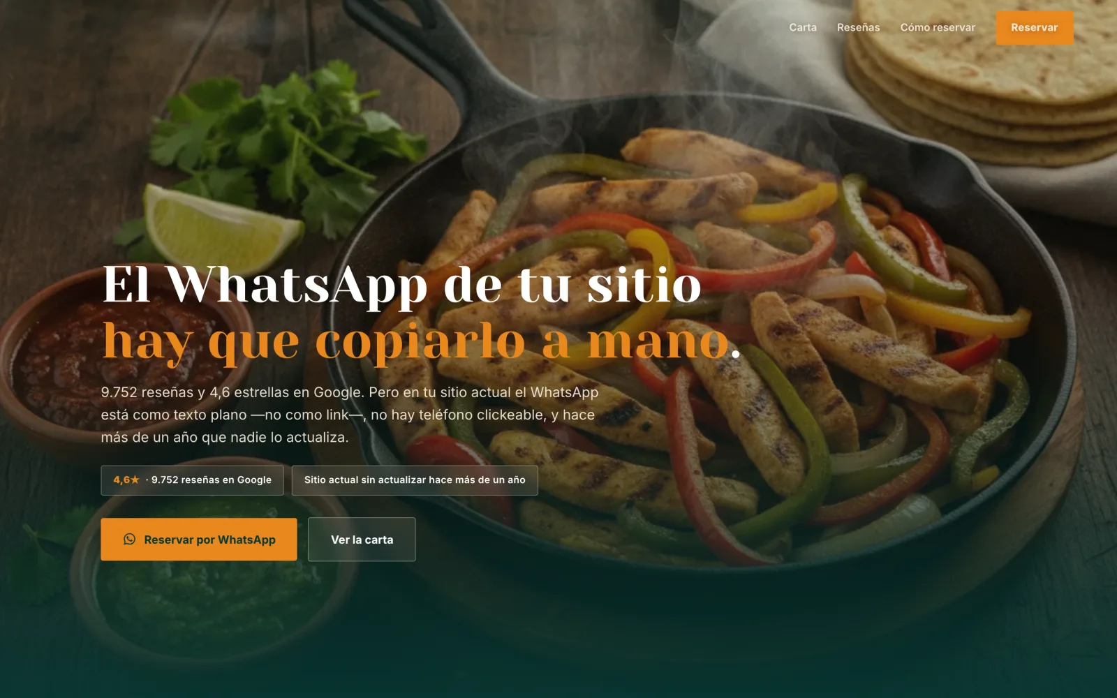Landing para un restaurante de cocina mexicana, con fajitas de pollo humeantes en un sartén de hierro, salsas roja y verde en cuencos de barro, tortillas y una rodaja de lima, sobre una mesa de madera.
