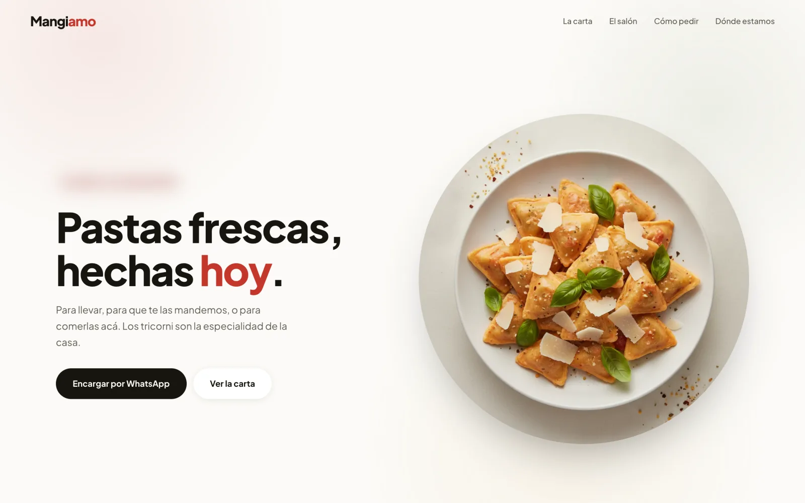 Landing para pastas frescas de delivery y take away, con el titular "Pastas frescas, hechas hoy" sobre una vista cenital de tricorni rellenos en un plato blanco, con hojas de albahaca y virutas de parmesano sobre fondo claro.
