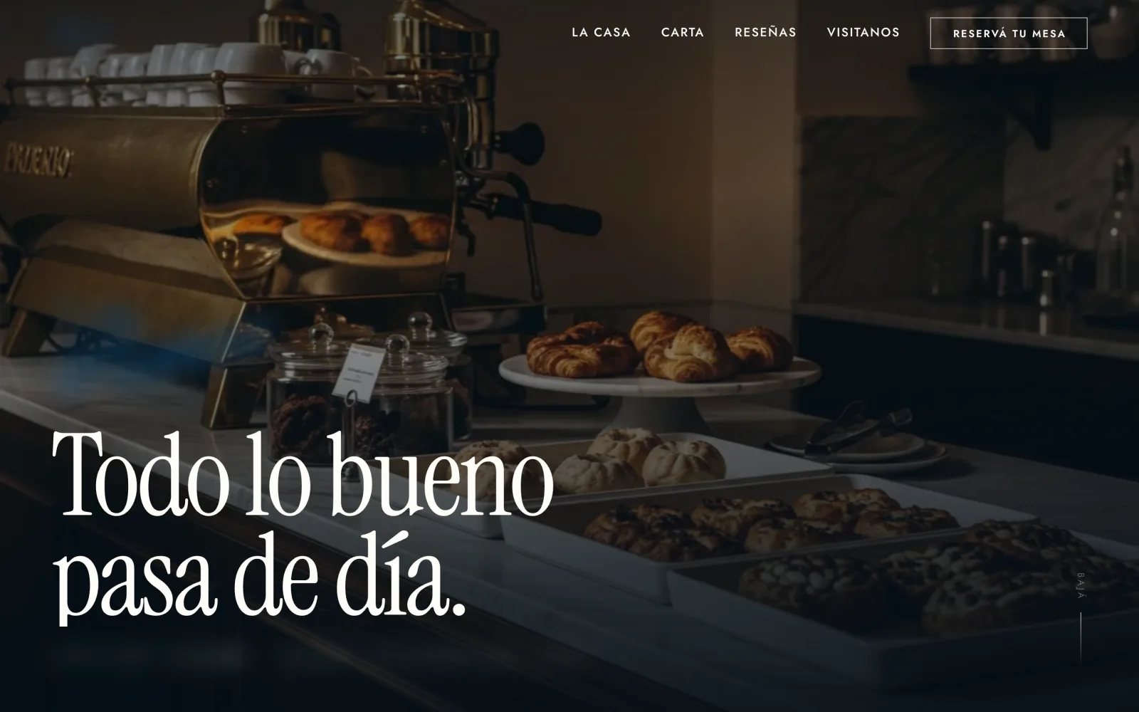 Landing para una pastelería, con el titular "Todo lo bueno pasa de día" sobre una máquina de café de bronce en primer plano y bandejas de facturas y croissants sobre mármol, en clave oscura y cálida.