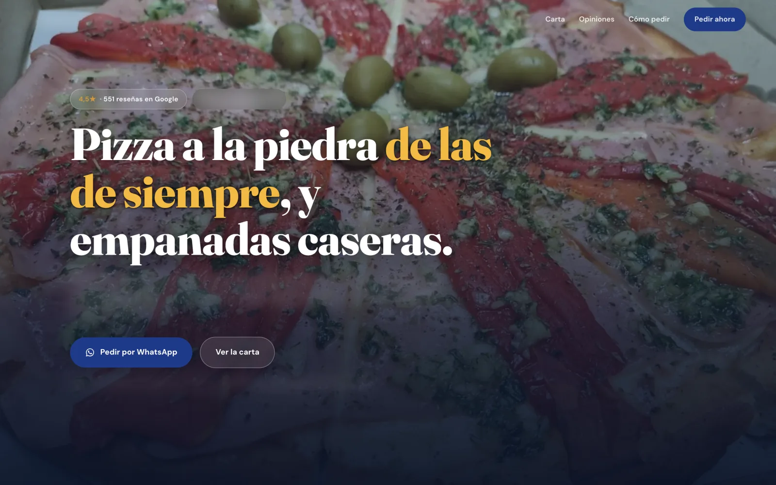 Landing para una pizzería de barrio, con el titular sobre su pizza a la piedra de siempre y sus empanadas caseras, mostrando una foto casera de una pizza con jamón, morrones asados y aceitunas, fotografiada dentro de la caja de delivery.